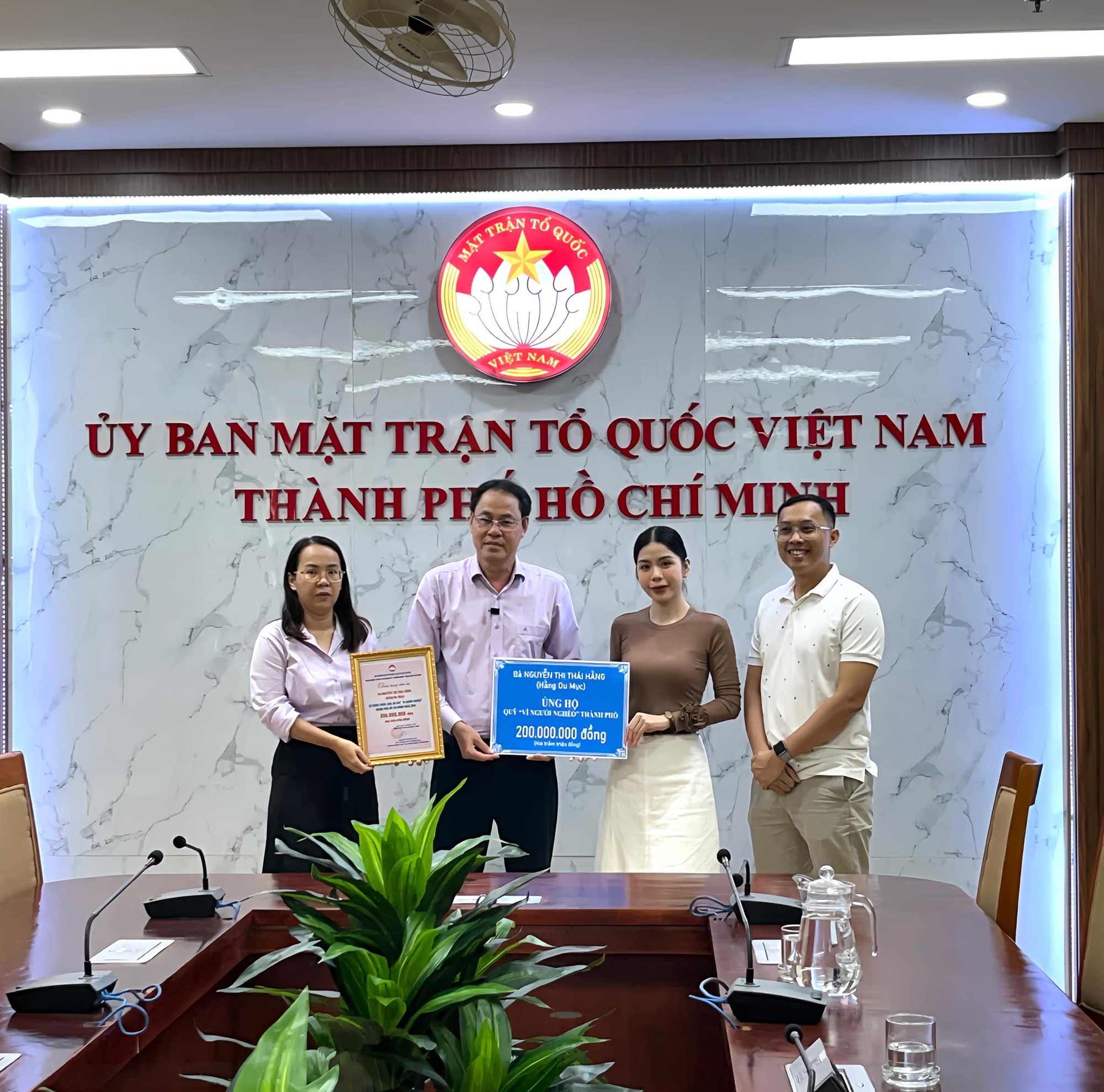 Hang Du Muc Quang Linh Vlogs va Thuy Tien Thien